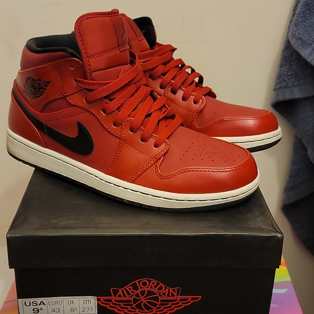 Air Jordan 1 Mid Size 9.5 (Men's)